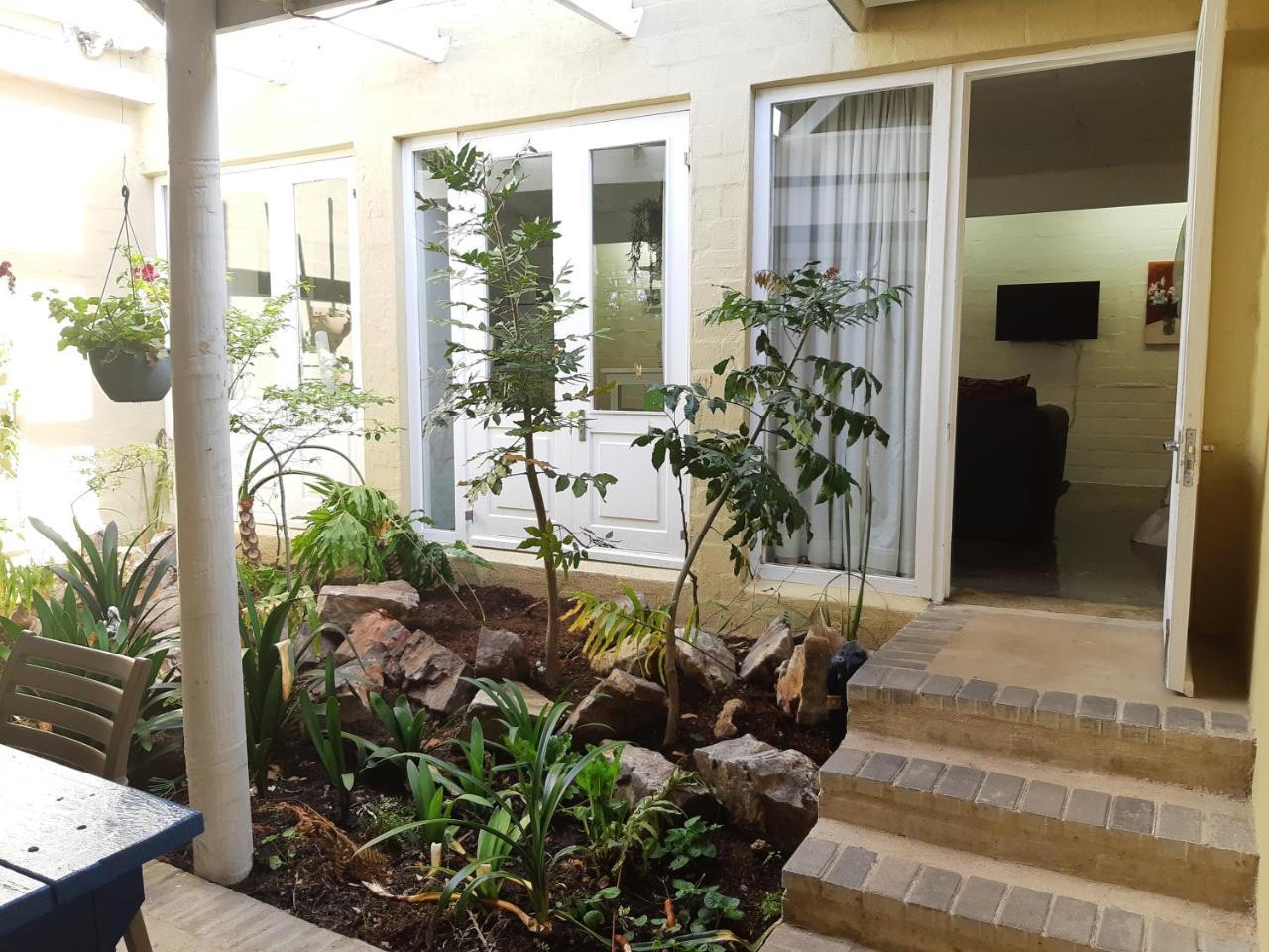 Hornbill House Self Catering Accommodation Hermanus Exteriör bild